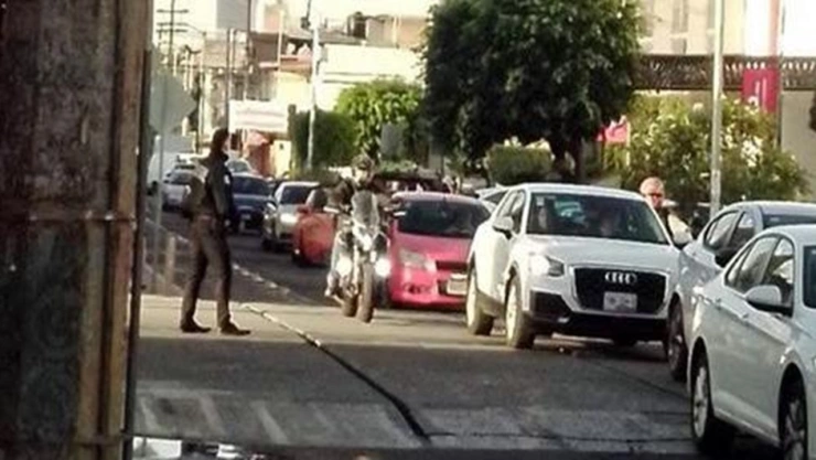 Manifestantes BLOQUEAN calle del Barrio de Santiago en Puebla hoy