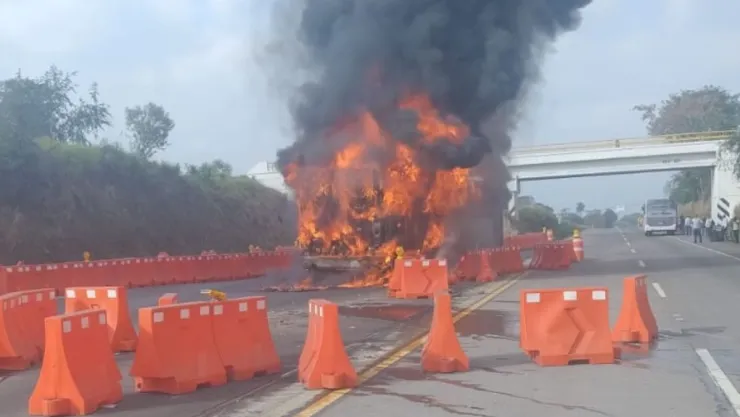 se incendia autobús en carretera de Veracruz
