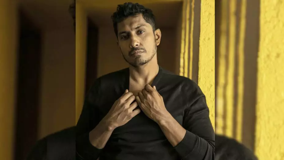 VIDEO: Tenoch Huerta alborota hormonas con candente escena