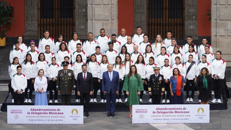 AMLO abandera a la delegación mexicana que estará en París 2024; promete recompensas