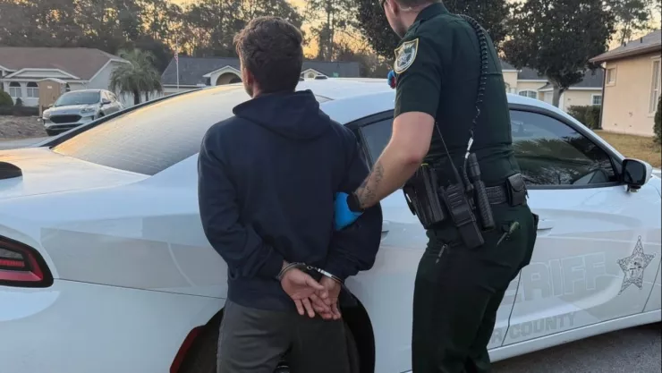 La Oficina del Sheriff del Condado de Flagler arresta a hombre por generar y compartir material de abuso infantil con IA