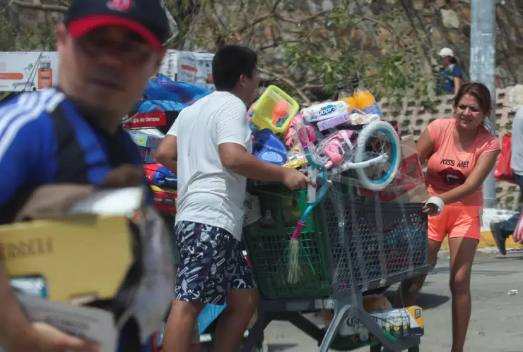 Anuncian reapertura de tiendas comerciales en Acapulco tras el huracán Otis.