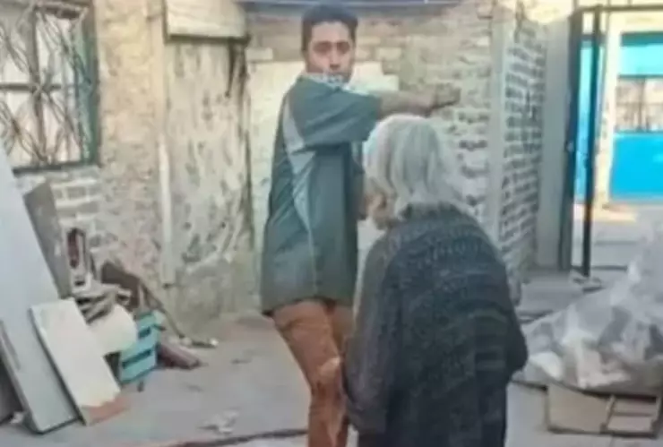 Abuela es golpeada con un tubo
