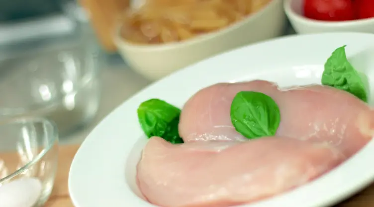 Pollo crudo, ¿cómo evitar que contamine otros alimentos?