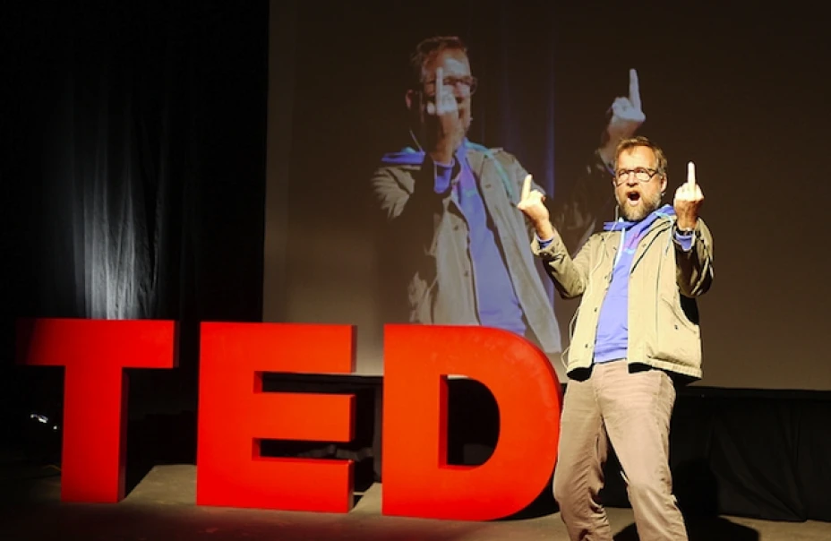 Las conferencias TED congregan a personalidades y empresarios, políticos, escritores, músicos, cineastas y personas con pensamiento innovador