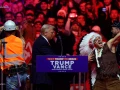 mitin_donald_trump_washington_post_hombres_disfraz_apache_auditorio