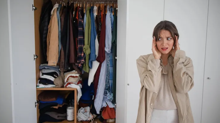 Mujer procrastinando
