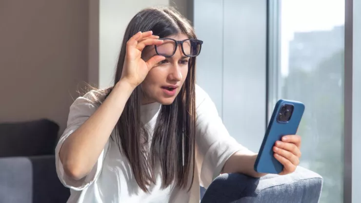 Celos digitales: 30% de mexicanos revisa el celular de su pareja