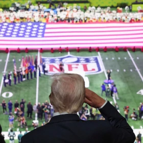 Donald Trump durante la ceremonia de apertura del Super Bowl 2025