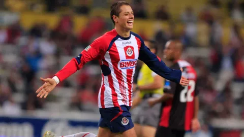 Chicharito celebra con Chivas