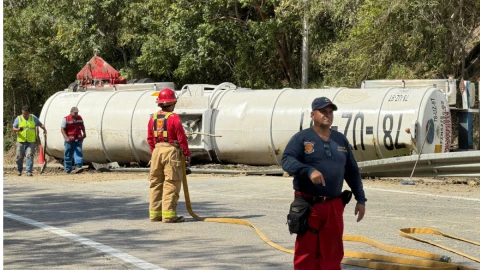 Volcadura de pipa en Tihuatlán.jpg
