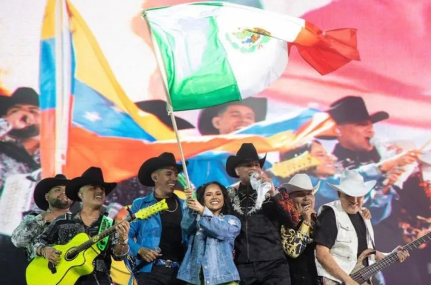 Grupo Firme con la bandera de México.jpg