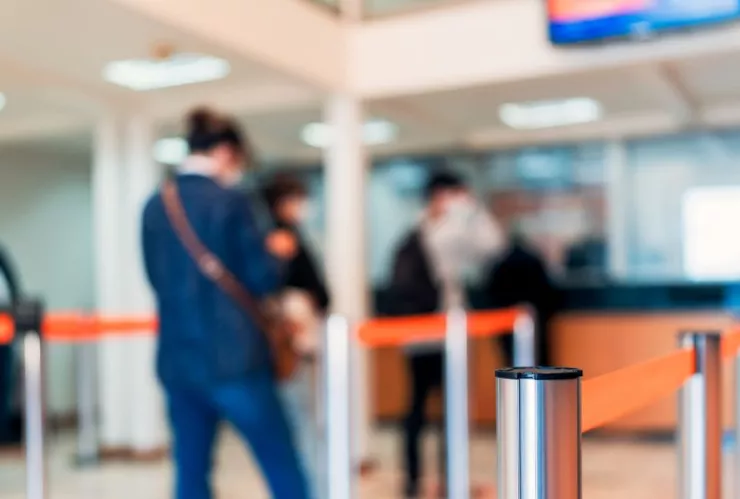 Personas esperando en la fila del banco