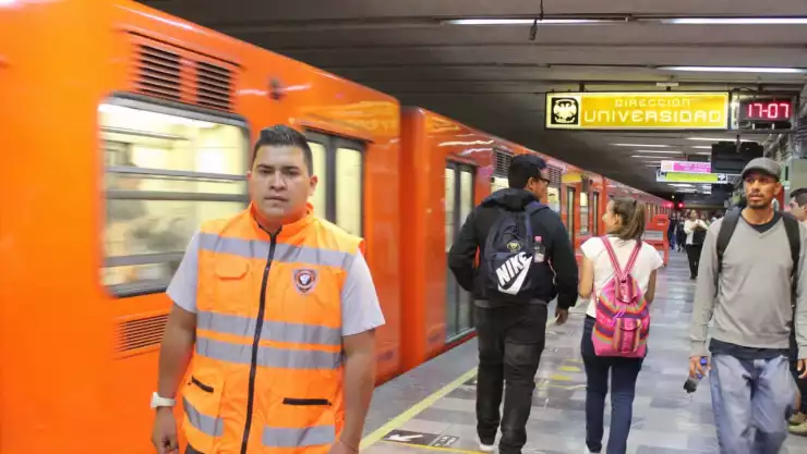 Vigilante del Metro encuentra billete de 500 pesos