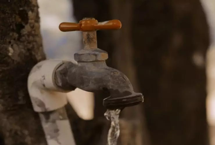 Corte de agua en Altamira Comapa advierte suspensión en más de 100 colonias. En la imagen se observa una llave con presión baja, que hace referencia a la falta de suministro en Altamira, Tamaulipas.