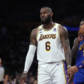 LeBron James ante Denver Nuggets