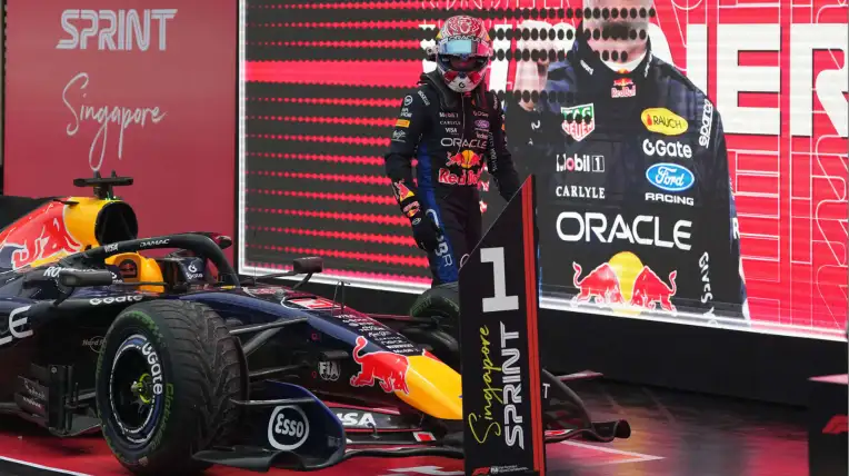 Max Verstappen de Red Bull, tras ganar la carrera de sprint en el GP de Singapur.