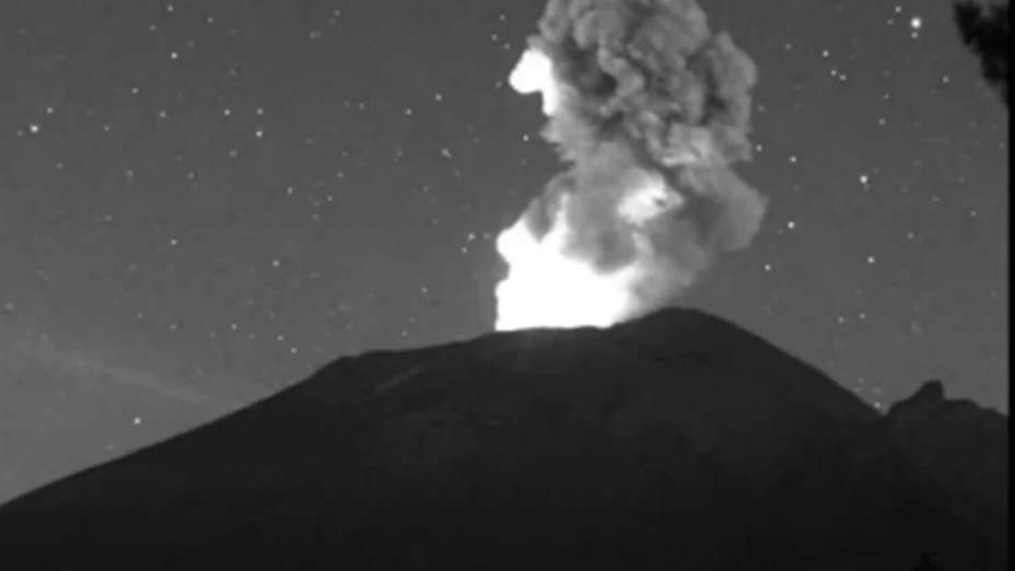 Impresionante explosión del volcán Popocatépetl ilumina la noche de hoy jueves