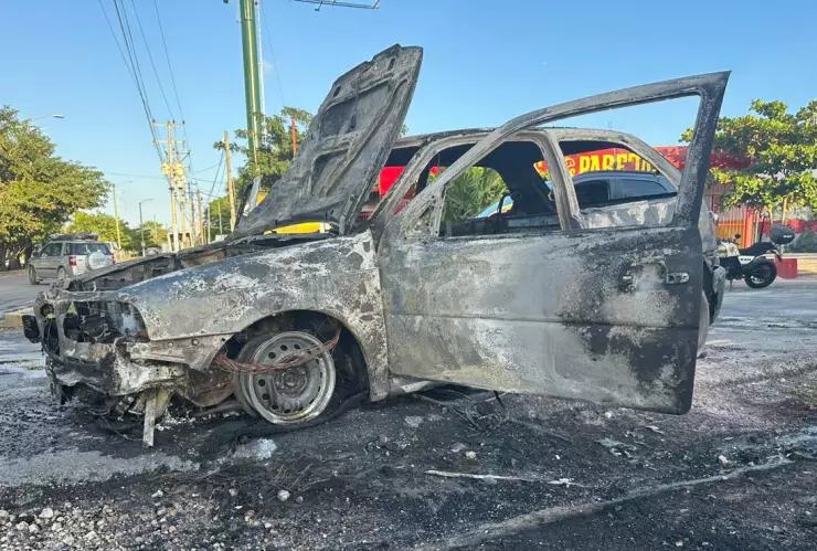 Vehículo se incendia en plena avenida de Cancún, no hay lesionados