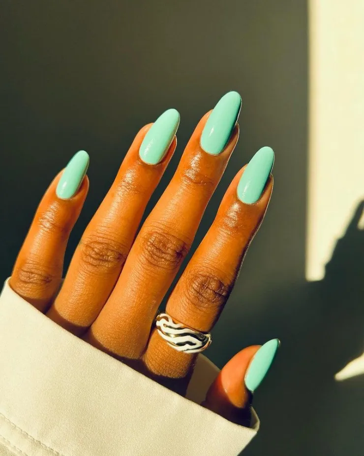 7 diseños de uñas que son hermosos y pueden usar las mujeres morenas en marzo 2026