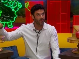 ¿Amigo o enemigo Fernando Lozada debe escoger entre hacer el bien o el mal ante dos manzanas de la TENTACIÓN en La Granja VIP.jpg
