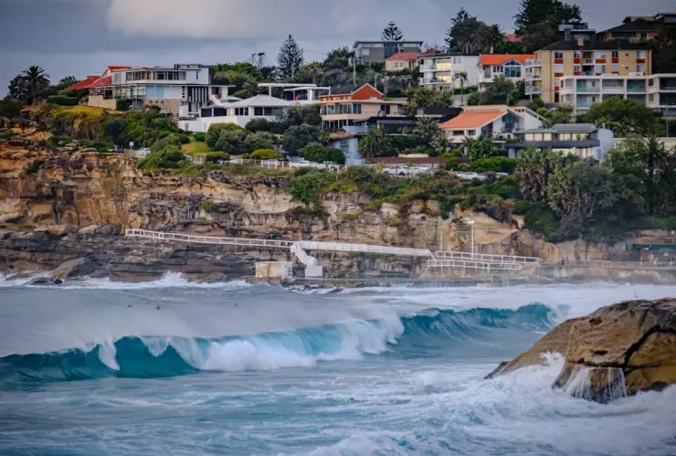 Olas Rompiendo Contra Los Acantilados De Sídney en Australia.