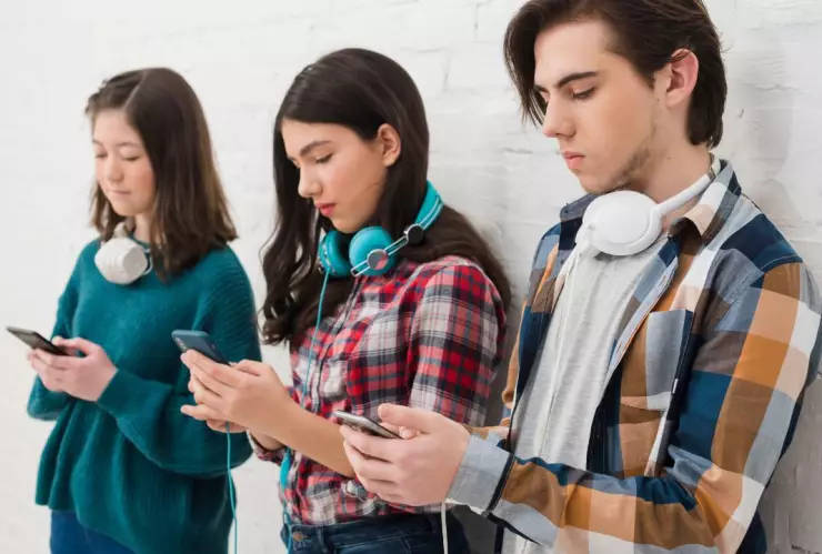 Generación Z adopta un truco para extender la batería del celular: ¿comodidad o intención ecológica?