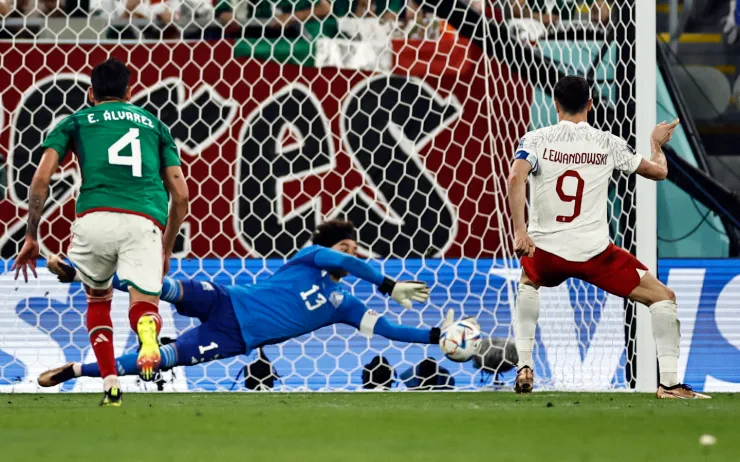 Guillermo Ochoa ataja el penal de Lewandowski