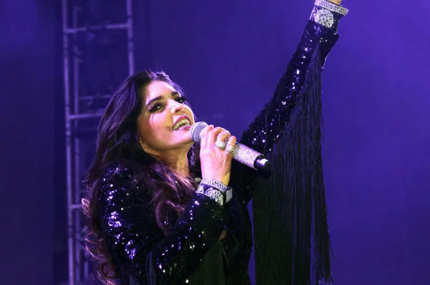 Pero seguro que poco a poco le tomará gusto al tema “Que poca” de Ana Bárbara.