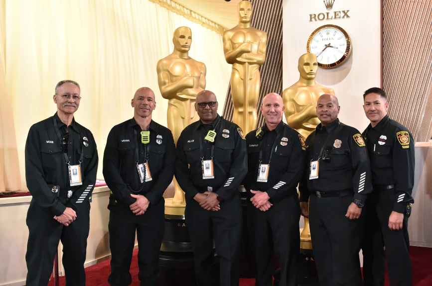 Los Bomberos de Los Ángeles fueron los primeros en desfilar por la alfombra roja, en honor a su reacción ante los incendios catastróficos en California | Foto: Gregg DeGuire/Penske Media vía Getty Images