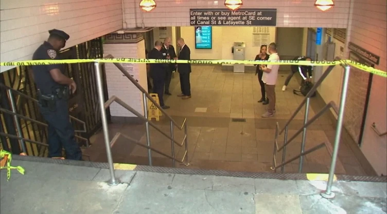 Un hombre de 48 años recibió un disparo mortal en el pecho mientras viajaba en un vagón del metro de la ciudad de Nueva York el domingo 22 de mayo.