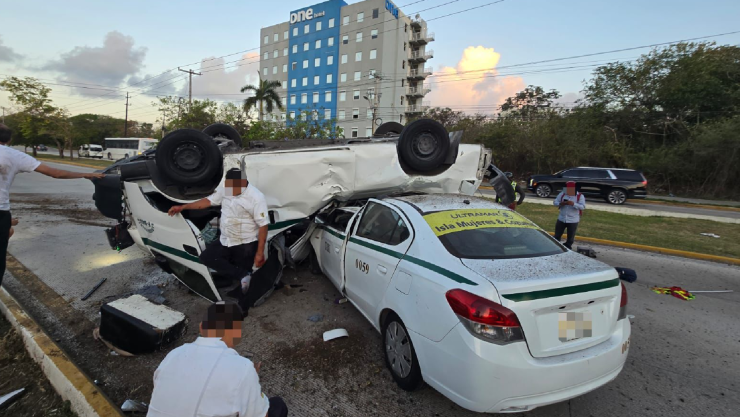 VIDEO: Tres muertos y heridos deja fatal accidente en la avenida Tulum de Cancún