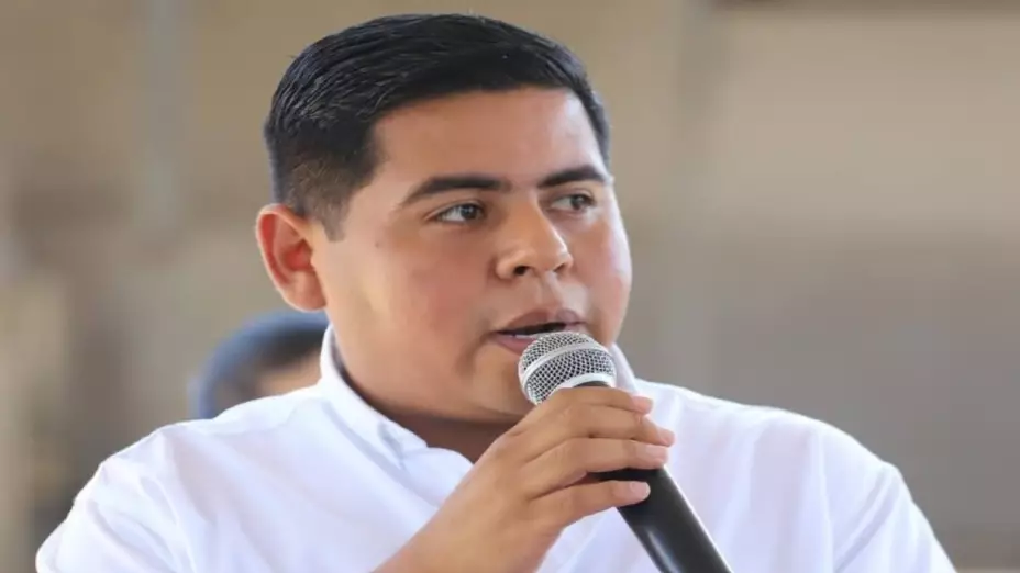 Gobernador de Michoacán amonestó alcalde de Coahuayana por suspender clases tras ataques armados. En la imagen se observa al edil en una conferencia de prensa.