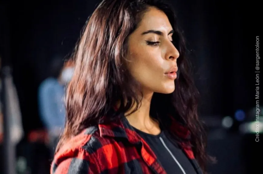 Maria León Cantando.jpg