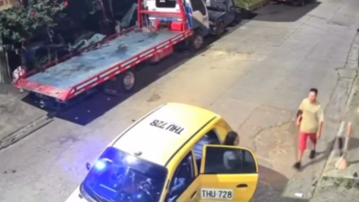 Video: Mujer pide auxilio mientras es golpeada por un hombre; taxista no la ayuda