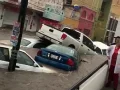 En la capital del estado autos y camionetas fueron arrastrados