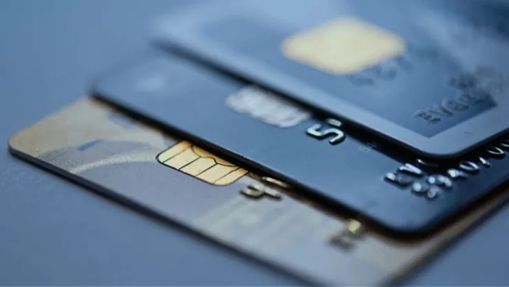 ¿Cae venezolano por no acreditar propiedad de tres tarjetas bancarias