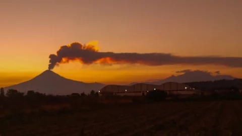 Volcán Popocatépetl y el bello atardecer de este sábado en Puebla