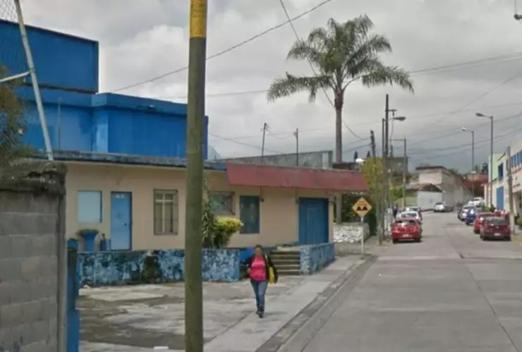 Hombre sufre caída desde el techo de escuela en Orizaba