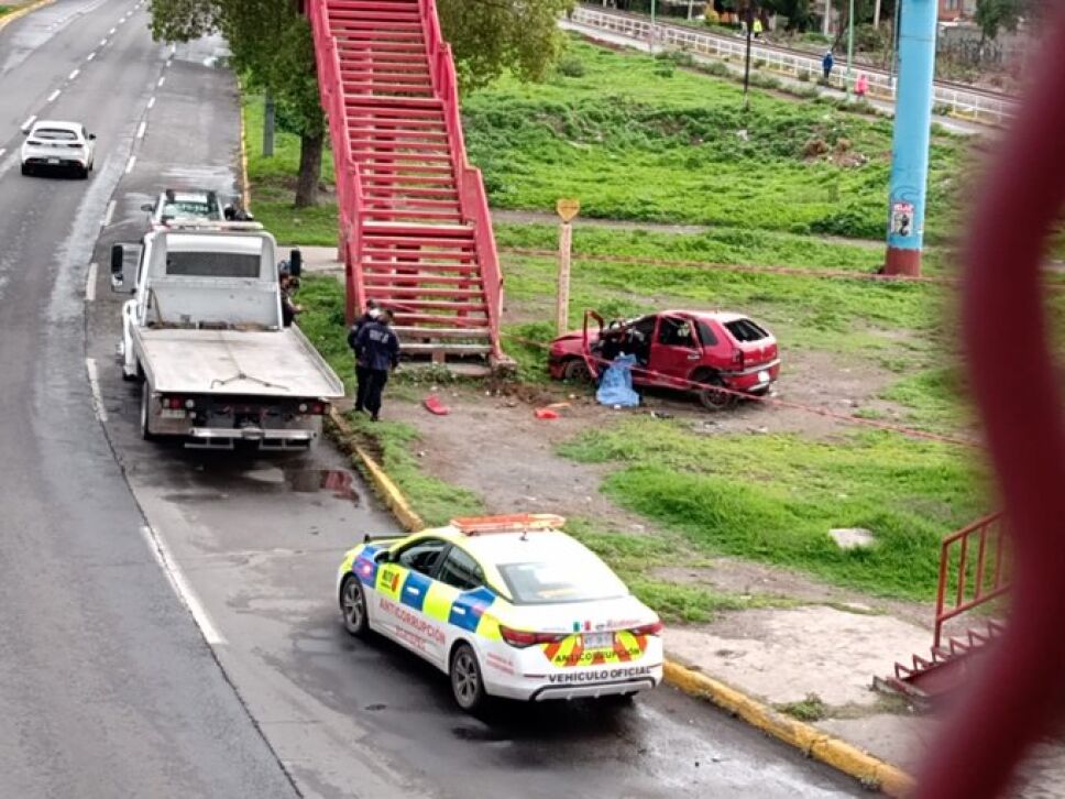 Cuatro jóvenes que viajaban en un auto compacto sufrieron una volcadura la mañana de este domingo en el municipio de Ecatepec.