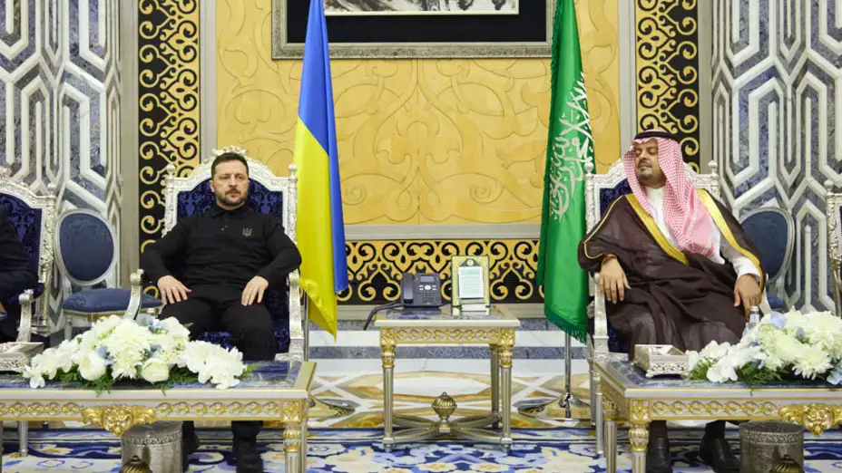 Volodymyr Zelenskyy con el príncipe Saud bin Mishaal, en Arabia Saudita