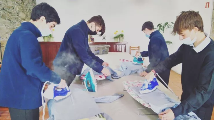 Escuela enseña diversas tareas del hogar a sus alumnos