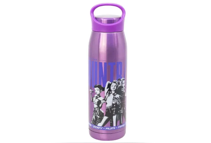 Estas 7 tazas y termos son perfectos para transportar tus bebidas calientes y son perfectos para un fan de k-pop Demon Hunters.