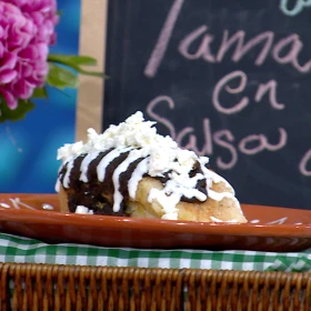 Tamales en salsa de huitlacoche