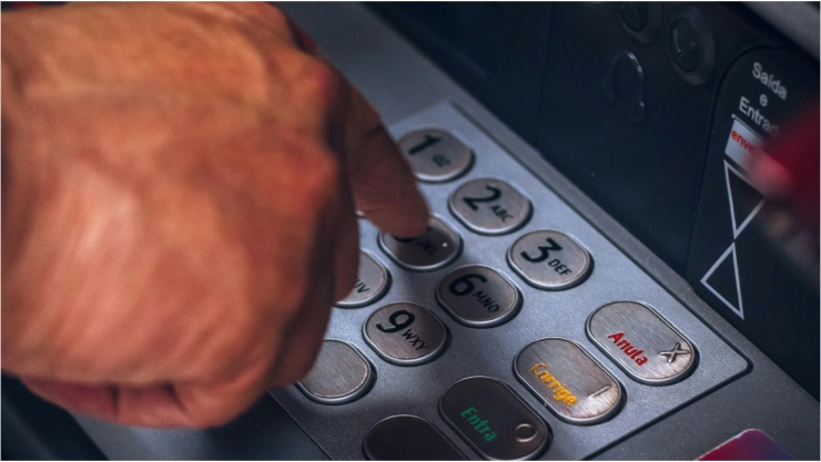 ¡Atento! Alertan a adultos mayores en México de estafa en cajeros automáticos; ¿cómo funciona?