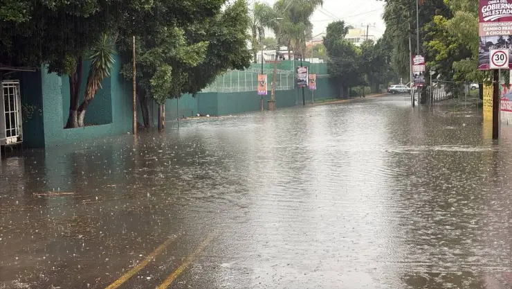 Autos atrapados inundaciones Camino Real y Reforma, Puebla