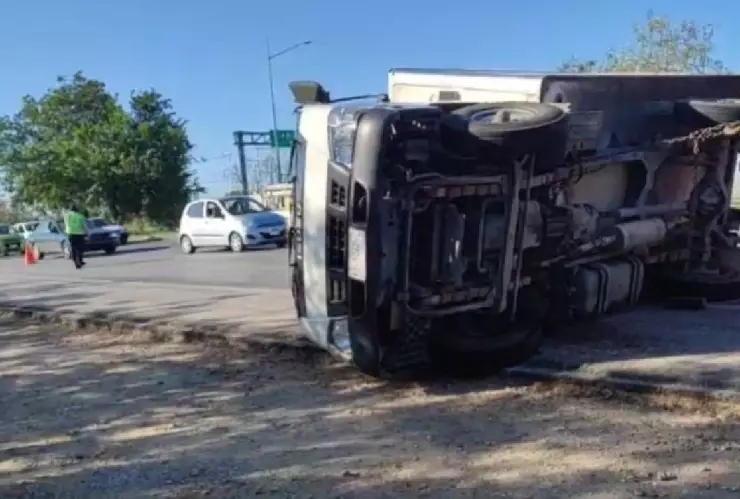 FOTO Reportan volcadura en el periférico de Mérida
