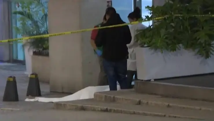 Mujer se aventó del séptimo piso de un hotel y murió (VIDEO)