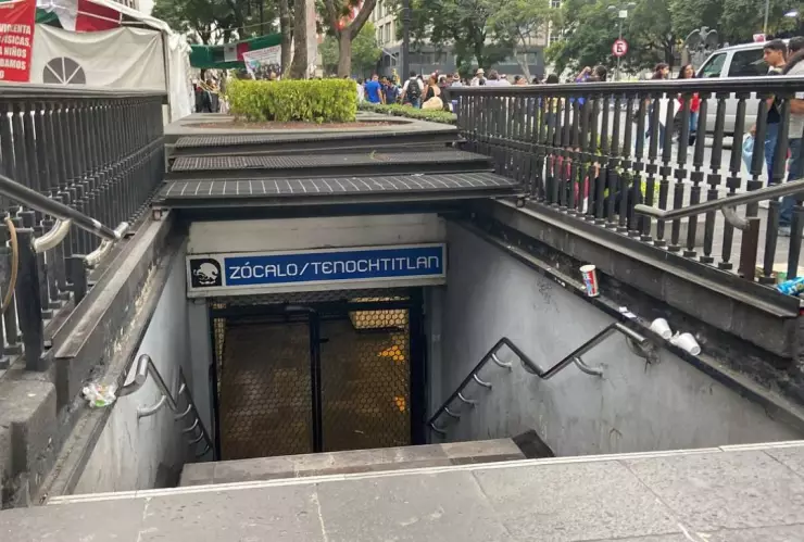 Estación Cócalo cerrada por fiestas patrias en CDMX