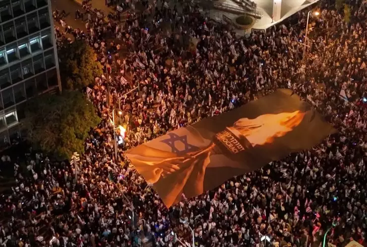 Miles de israelíes protestaron en Tel Aviv por la crisis judicial, en vísperas del Día de la Independencia.
